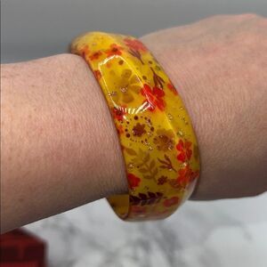 VINTAGE Floral Lucite Bangle Bracelet